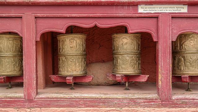 Das Drehen der  allgegenwärtigen Gebetsmühlen im Uhrzeigersinn bringt Glück. Es wird generell darauf geachtet, dass alles im Uhrzeigersinn umrundet wird. Rechts im Strassenverkehr zu fahren  wäre für die Einwohner im Indischen Tibet unmöglich, da der Kreisverkehr dann gegen den Uhrzeigersinn umrundet werden müsste …